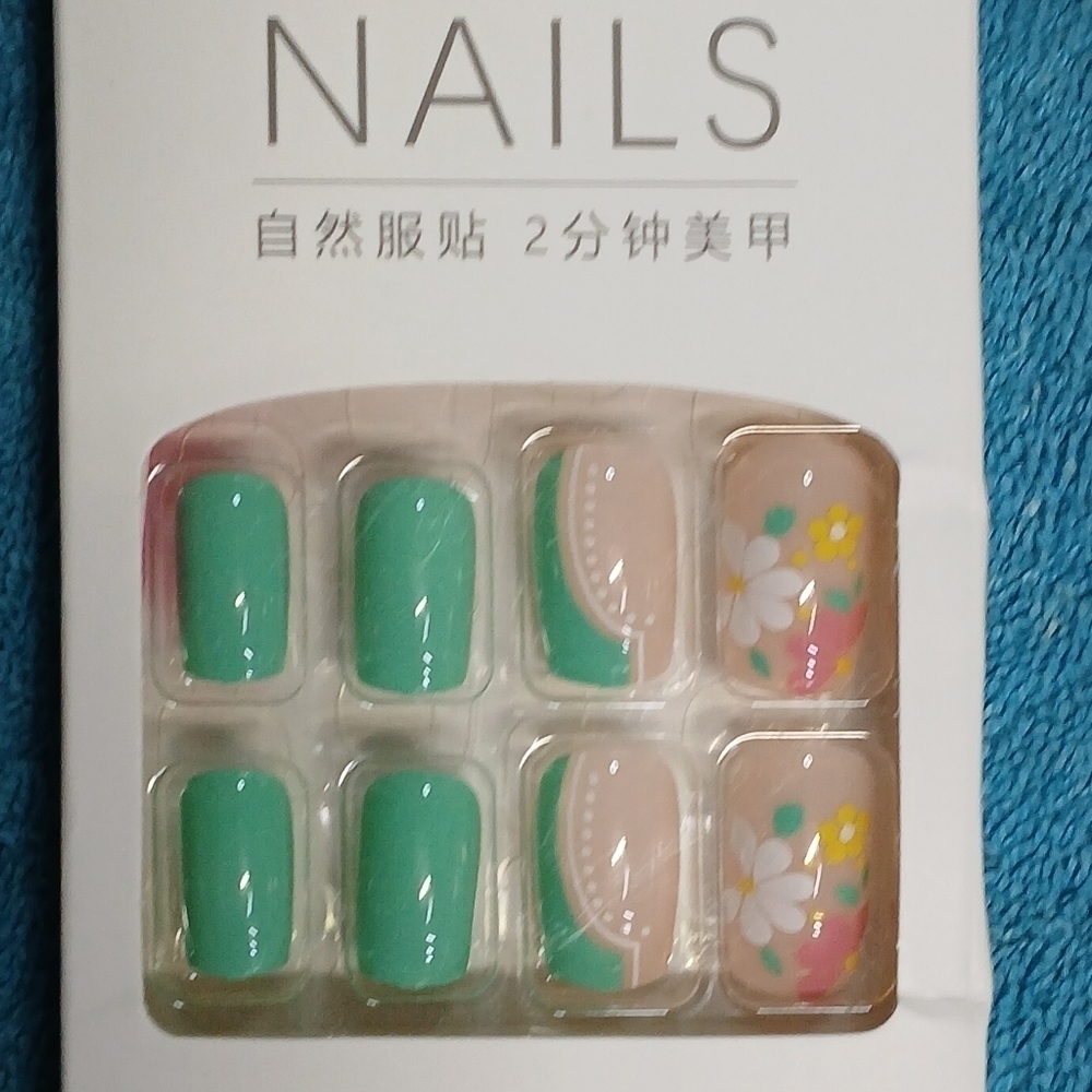 Green flower floral press on nails 24 piece kit new.
